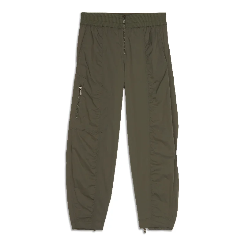 Effortless Dressing Comfortable Fashionwear Front-Zip Mid-Rise Ruched Crop - Resale