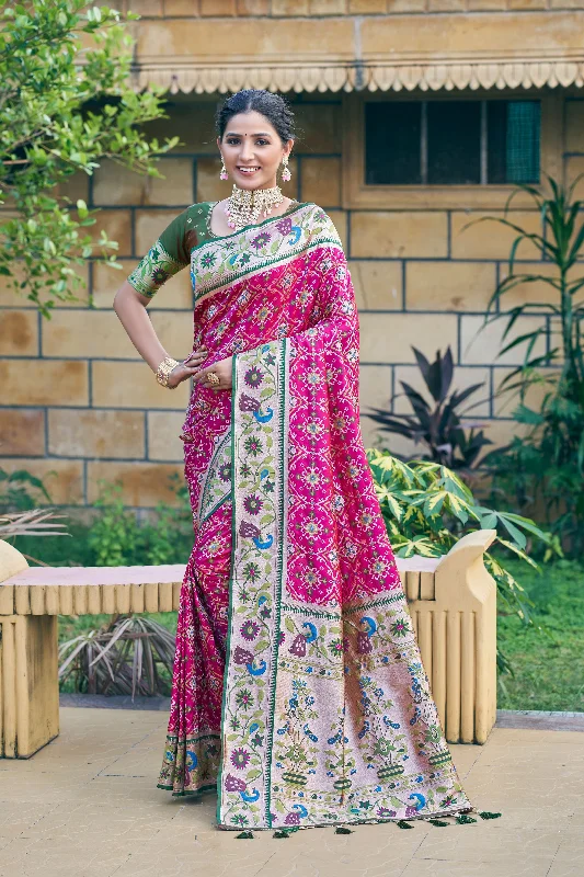 Smart Casuals Warm Street Style Women's Magenta Woven Patola Silk Saree With Blouse  (Saree Blouse Without stitch) - Aastha Fashion